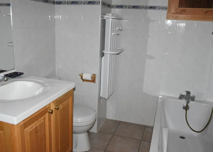 Grand 5 Pièces Proche Télécabine, Garage Et Cheminée - Fr-1-464-207 *